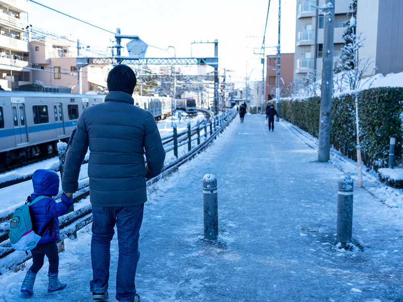 雪道を歩く