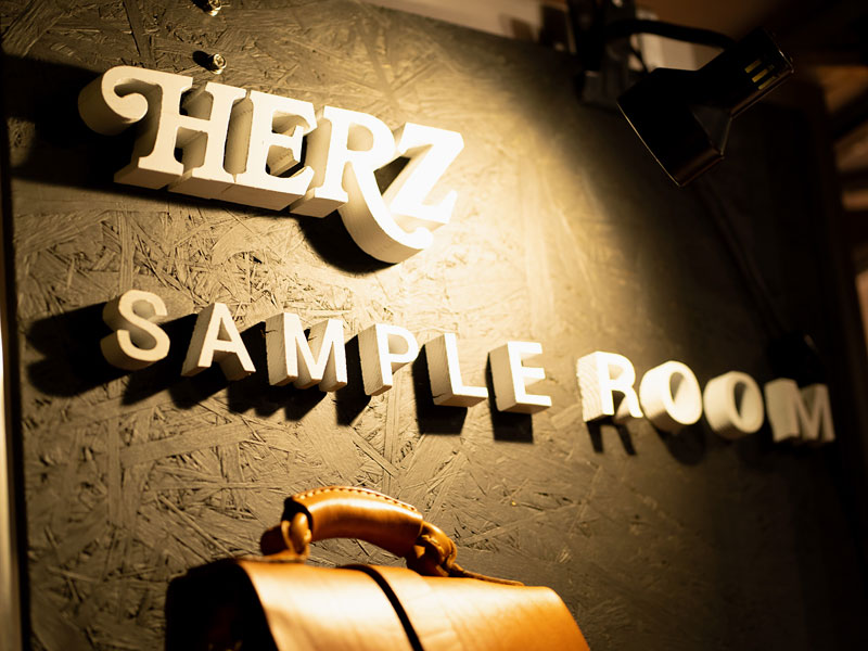 HERZ SAMPLE ROOM看板