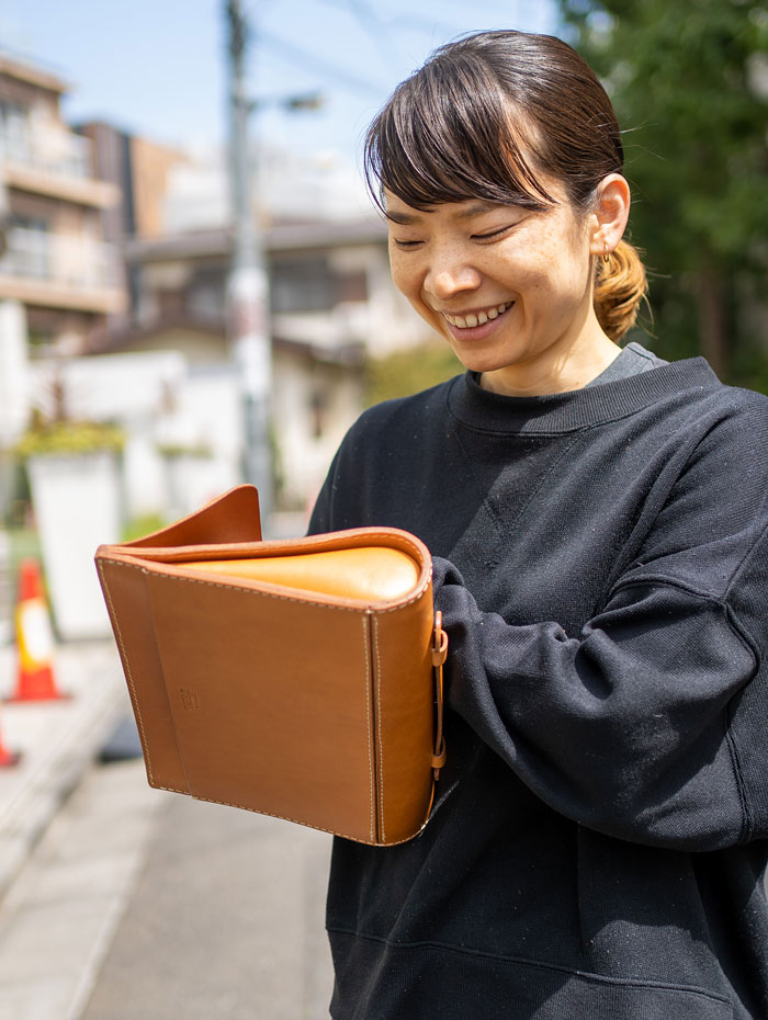 くり抜きクラッチバッグ　後面