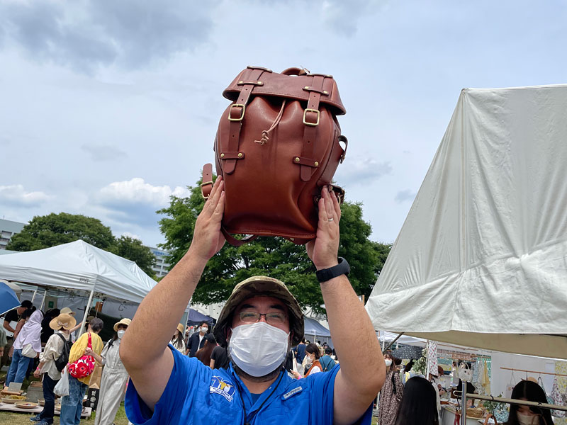 作り手根本とリュック