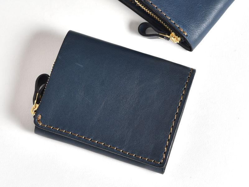 ネイビー特別仕様の小型の二つ折り財布「革鞄のHERZ(ヘルツ)公式 