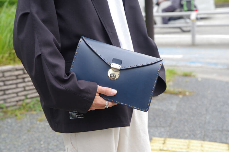 フラップセカンドバッグ（S-1）ネイビー-名古屋スタッフ着用1