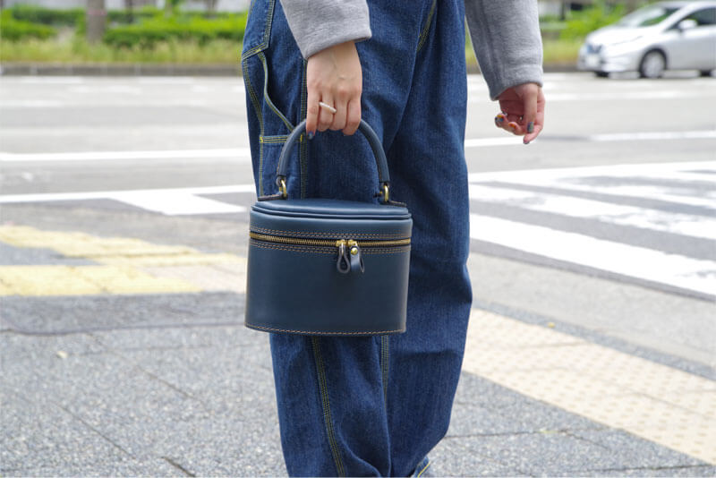 化粧ケース型ハンドバッグ（Q-68）ネイビー-名古屋スタッフ着用1