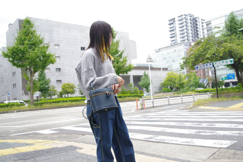 化粧ケース型ハンドバッグ（Q-68）ネイビー-名古屋スタッフ着用2