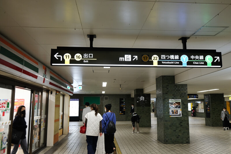 本町駅構内のセブンイレブンまで続