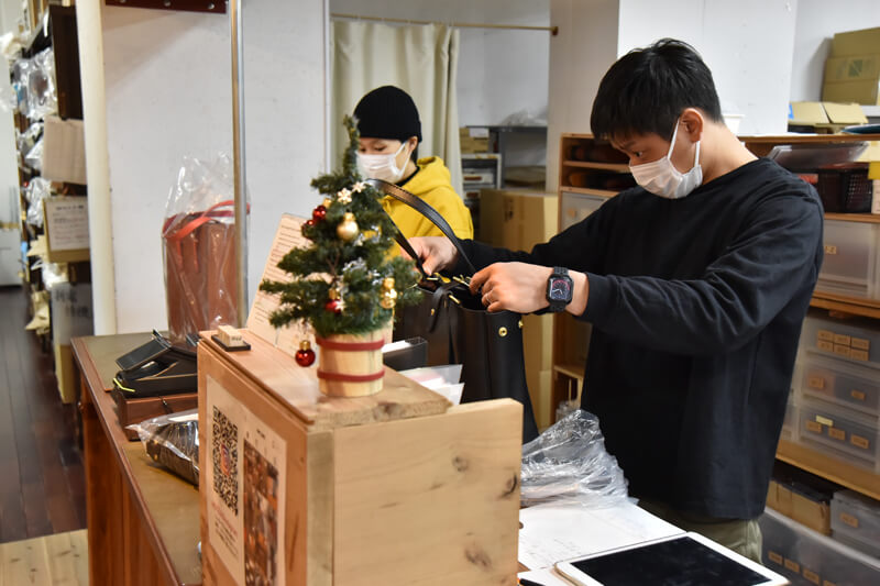 本店の検品の様子