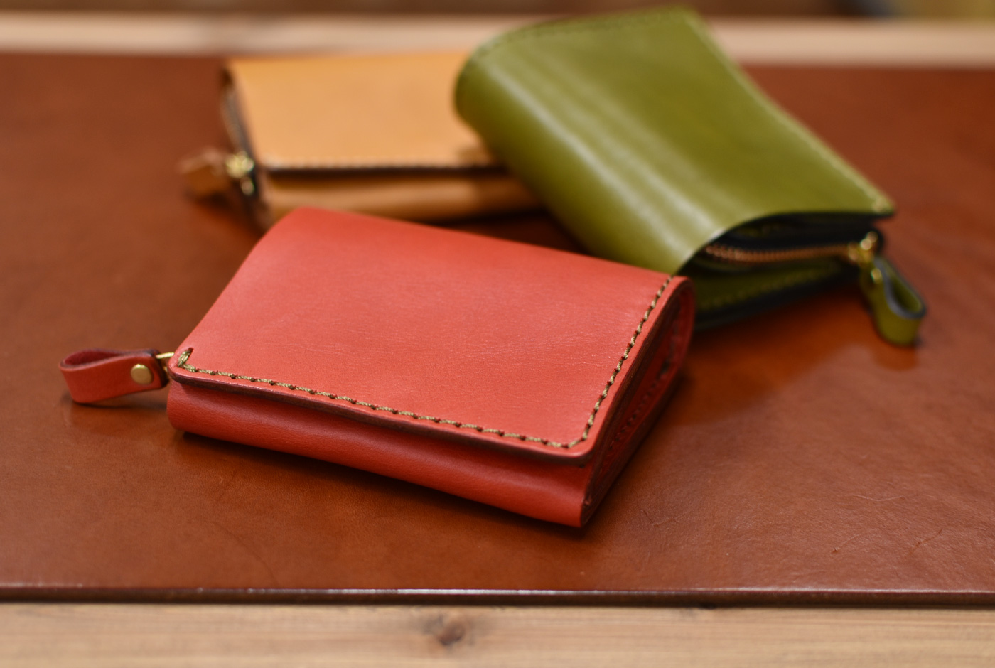 小型の二つ折り財布(WS-64)レッド、グリーン、キャメル