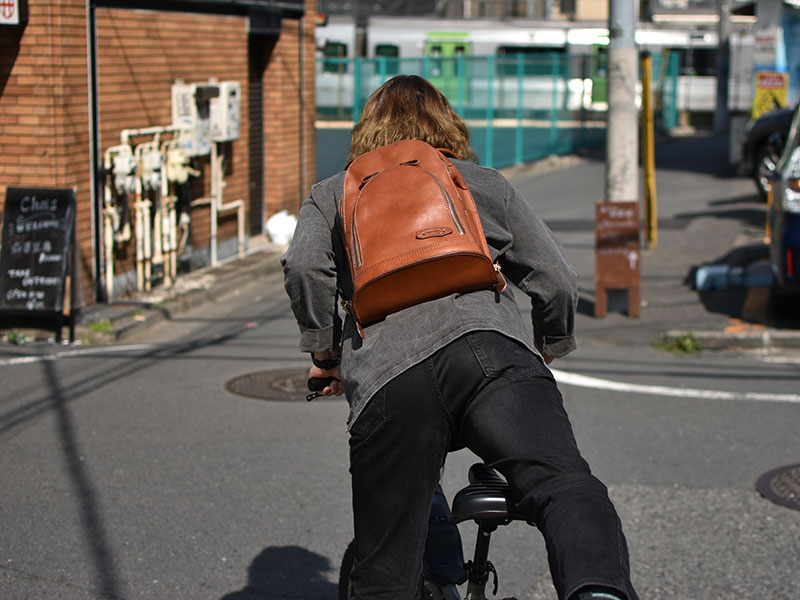 Wファスナー・ロケットリュック(R-120)自転車に乗っての着用