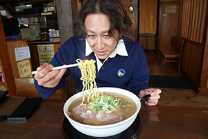 ラーメンを食べるオンラインショップスタッフ斎藤