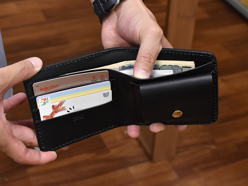 二つ折り財布(WS-5)ブラックのカード入れ札入れの様子