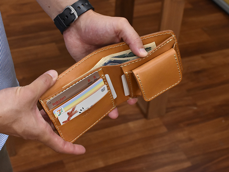 二つ折り財布(WS-8)キャメルのカード入れ札入れの様子