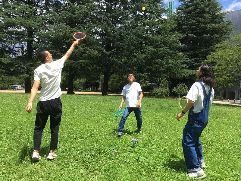 公園でレジャーを楽しむ仙台店スタッフたち1