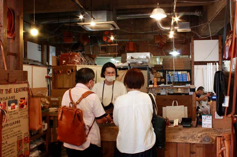 仙台店販売スタッフの仕事風景