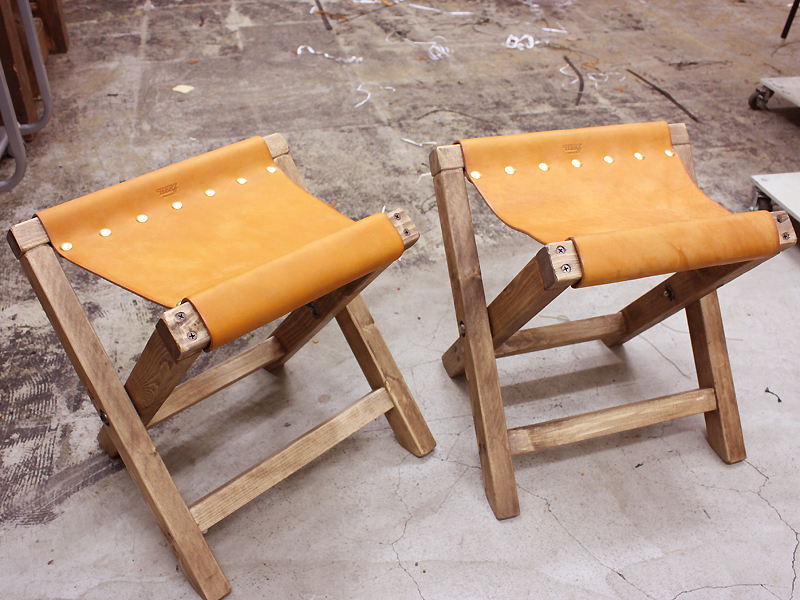 木と革の折り畳み椅子(サンプル)