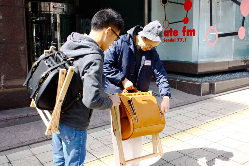 椅子鞄を持って出発2