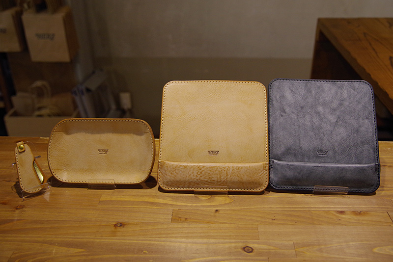 アラスカの革小物バラエティ