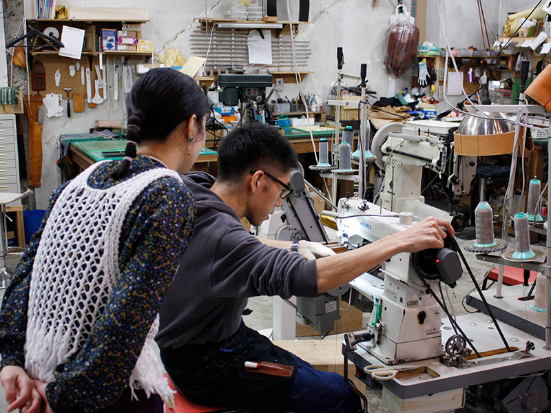 佐々木に製作を教える山川