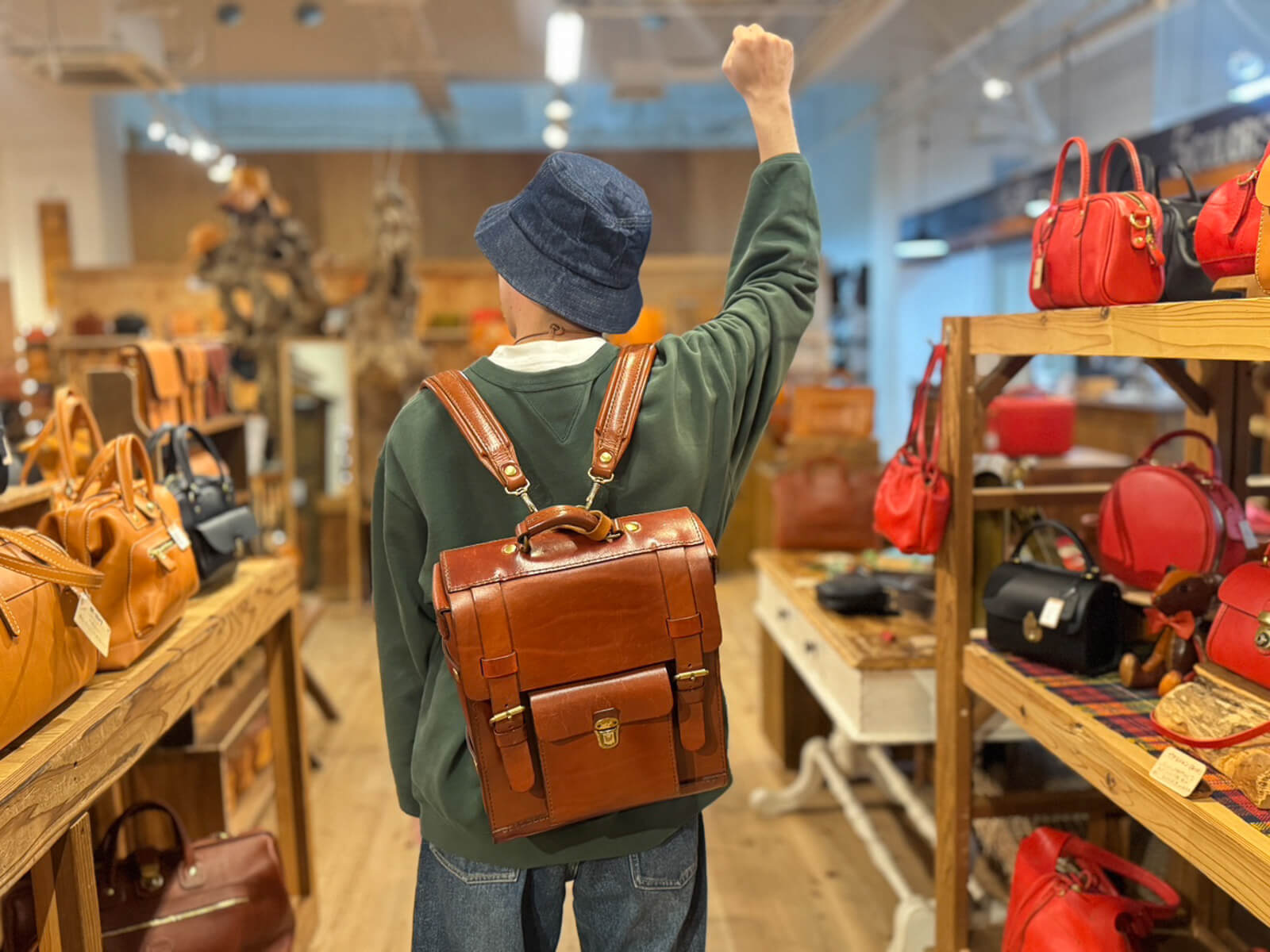 はじめまして、本店販売スタッフの岡村です