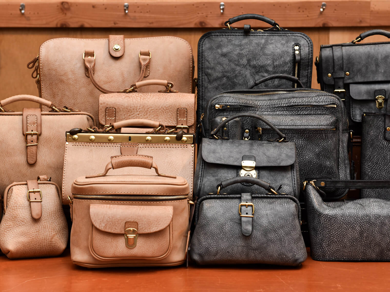 冬の限定革「アラスカ」本店ラインナップ