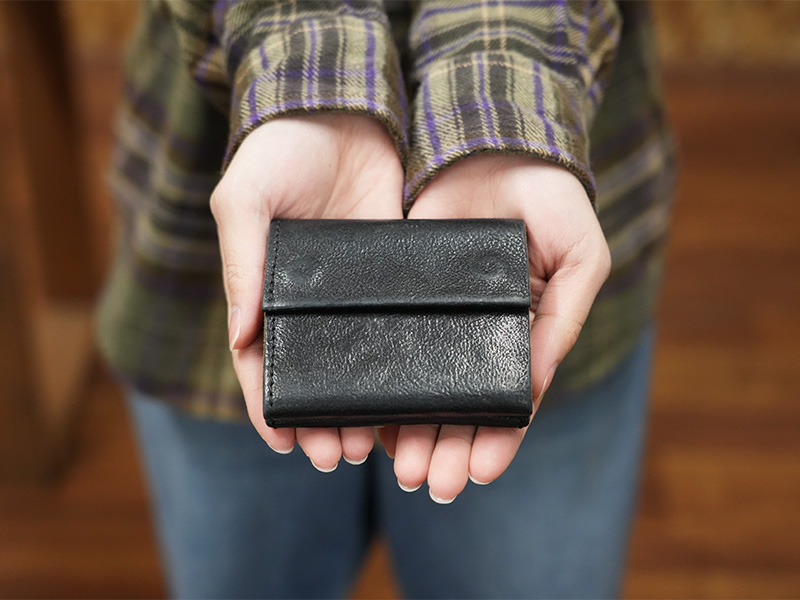 三つ折り小型財布(GS-44)手のひらの上