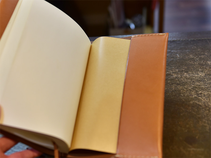 ブックマーカー付きカバー(KB-103)へ単行本ノートの収納1