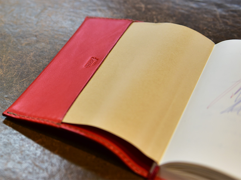 フラップブックカバー(KB-2)へ単行本ノートの収納1