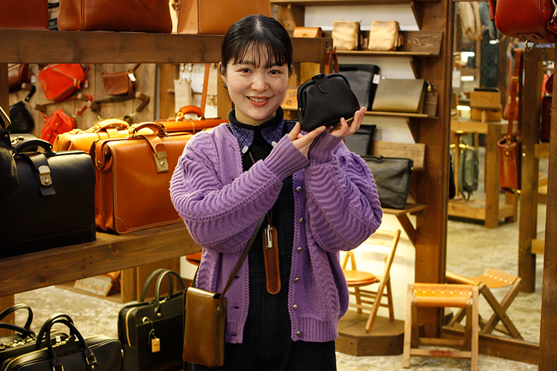 スタッフ佐々木と愛用ガマ口ポーチ(KF-143)