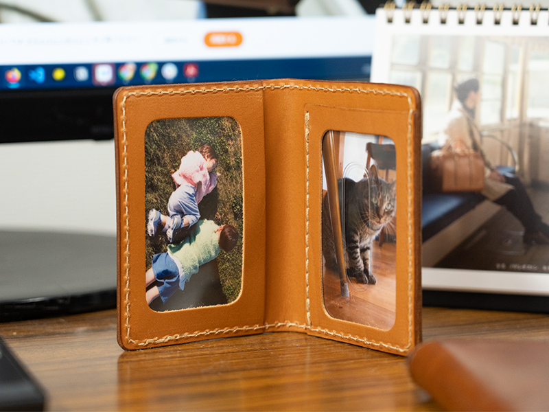 二つ折りダブルパスケース(KC-32) 写真立てにも