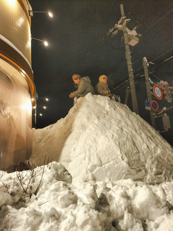 雪かき作業中のふたり