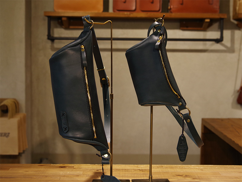 立体マチ・ボディバッグ(F-5)、プチポッシュ(F-15)※ミッドナイト