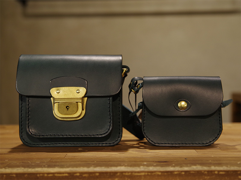 錠前ミニショルダー(CP-13)、猫目のミニポシェット(CP-16)※ミッドナイト