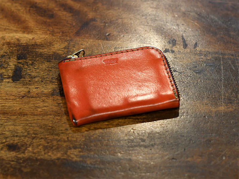 斎藤愛用のL字ファスナーカードケース(KC-122)/レッド