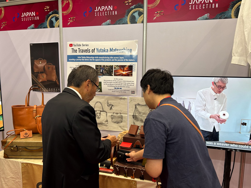 ブースを見る様子