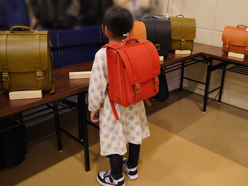 縦型ランドセル・玉縫い(R-51-A)　レッドを着用