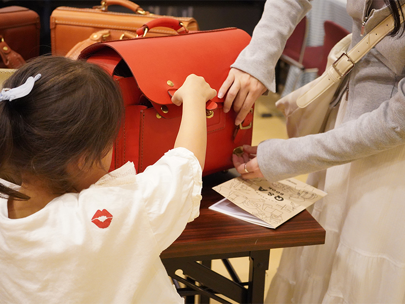 横広タル型ランドセル(R-52) を開ける