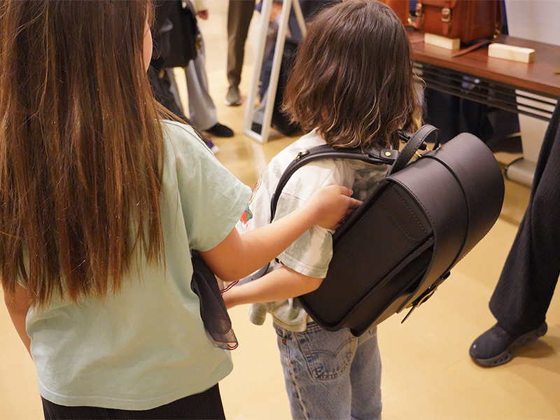 一本ベルト縦型ランドセル(R-53) を背負ってみる
