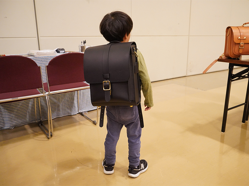 一本ベルト縦型ランドセル(R-53) ブラックを着用