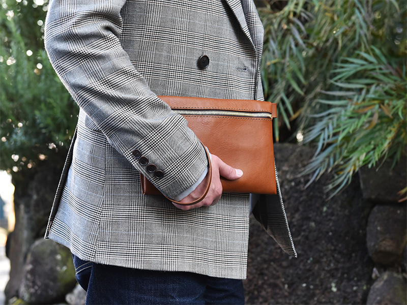 2wayフラットショルダー(G-89)Mサイズクラッチバッグとして着用1