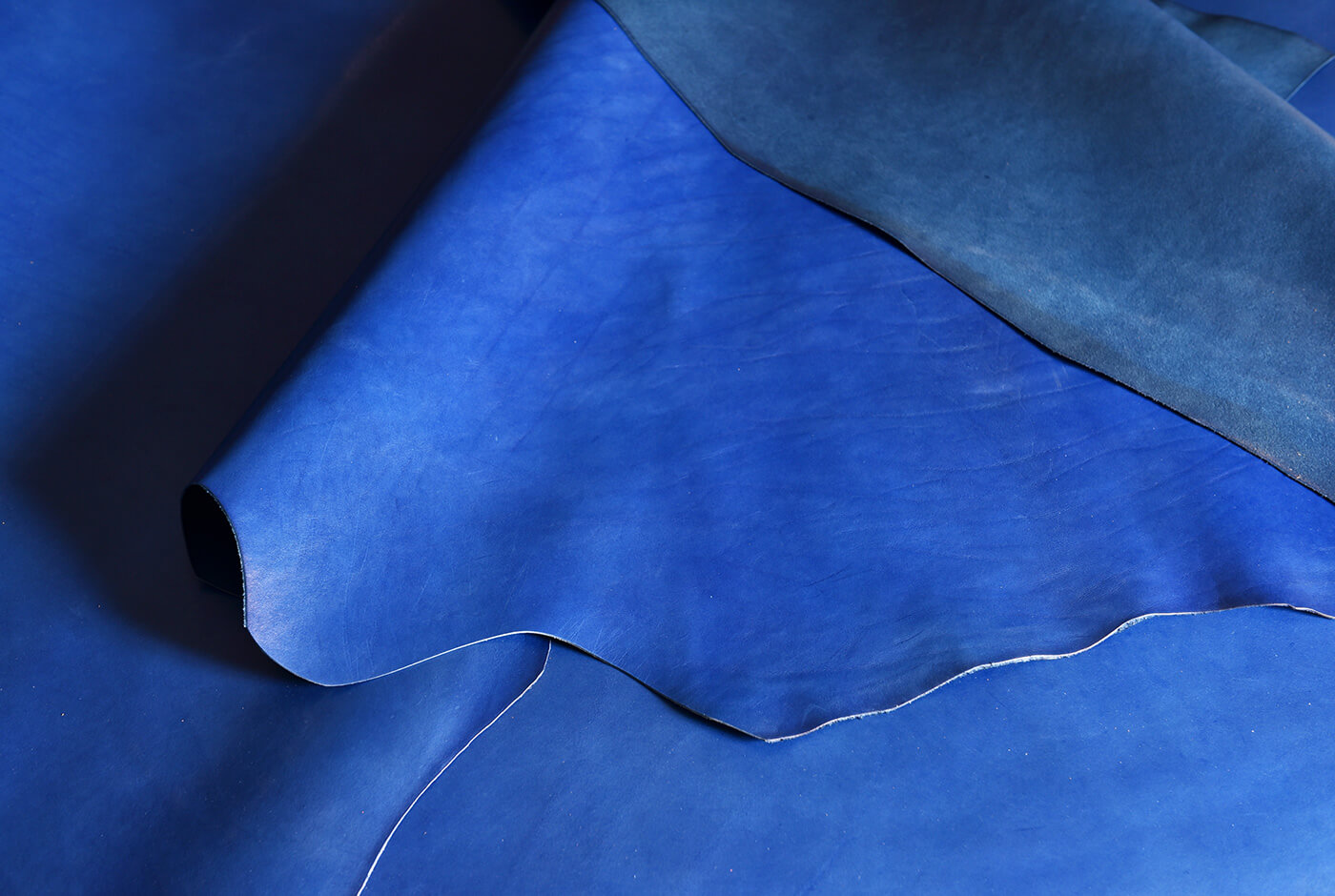 オリジナルレザーと同じ革質のロイヤルブルー
