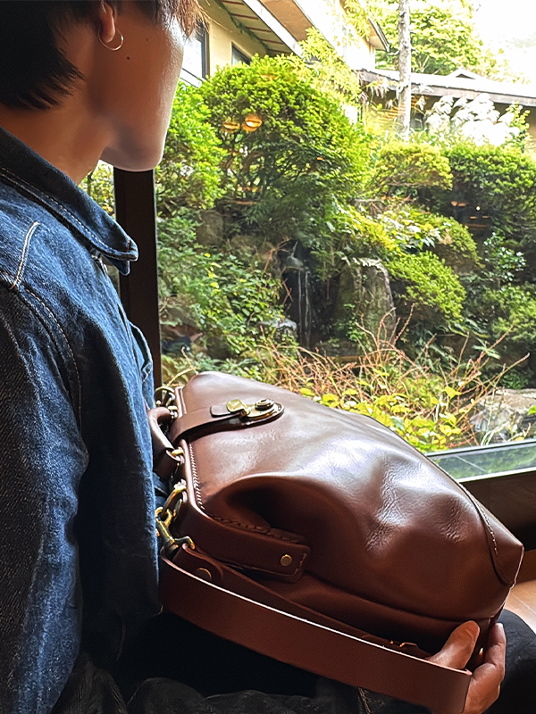 NET大暉と愛用のボナールダレスバッグ(BJ-320)